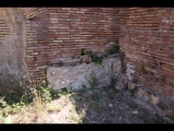 00916 ostia - regio ii - insula iv - terme di nettuno (ii,iv,2) - raum 8 - tepidarium - suedostecke - tubuli - 06-2022.jpg